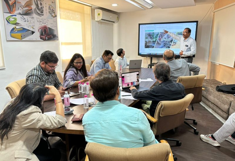 Micro-consulting workshop reviewing a founder's problem statement